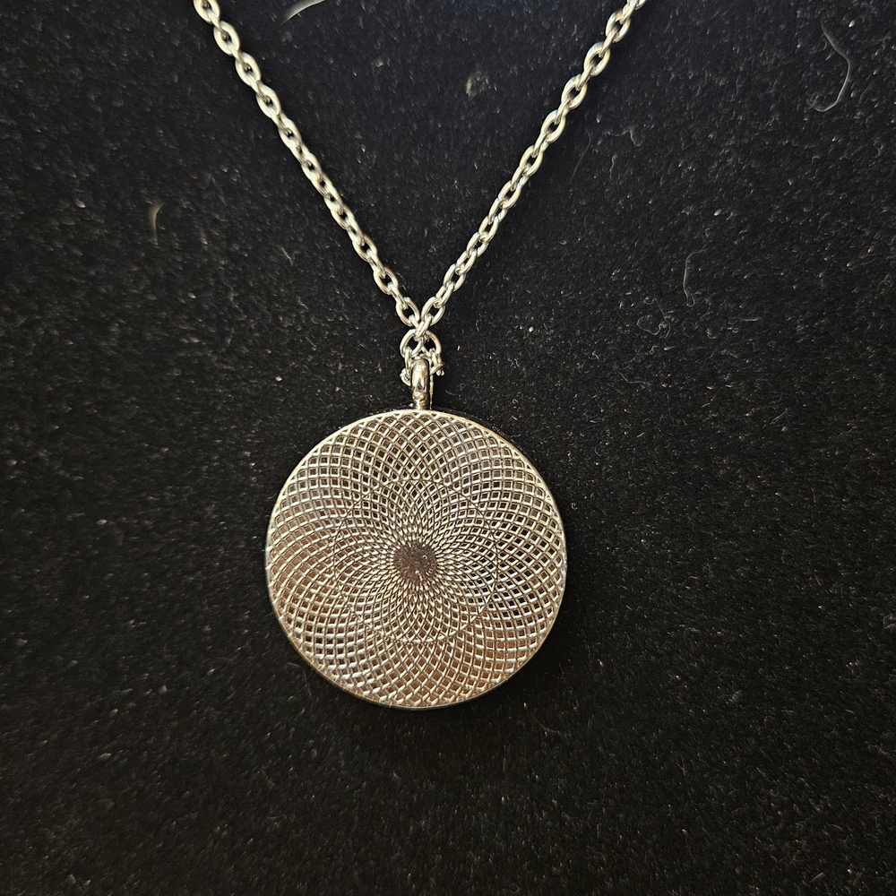 An Aromatherapy Essential Oil Diffuser Locket Nec… - image 2